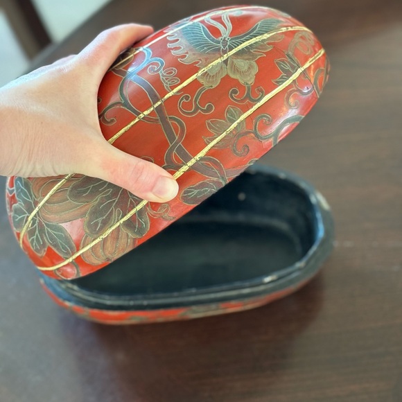 Melon shaped lacquered box. Antique beautiful warm red. Hand painted. - Picture 9 of 9